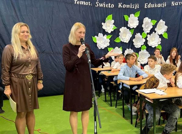 Zdjęcie przedstawia panią Dyrektor Małgorzatę Filipiak oraz panią wicedyrektor Magdalenę Rdzanek  podczas uroczystej akademii z okazji Dnia Edukacji Narodowej.     