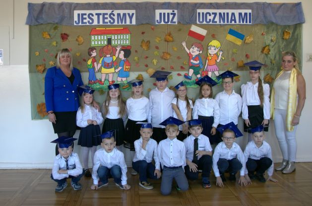 .	Zdjęcie przedstawia uczniów klasy 1 ai oraz nauczycieli Annę Bąk i Izabelę Kołodziejczyk po uroczystym ślubowaniu klas pierwszych.    