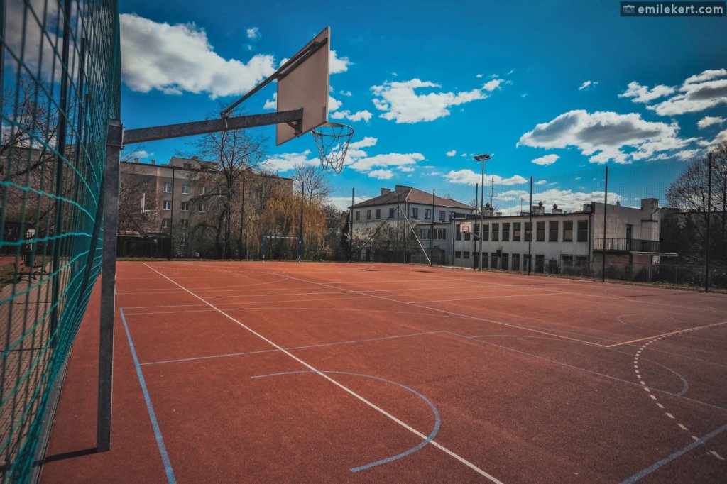 boisko szkolne z koszem do koszykówki