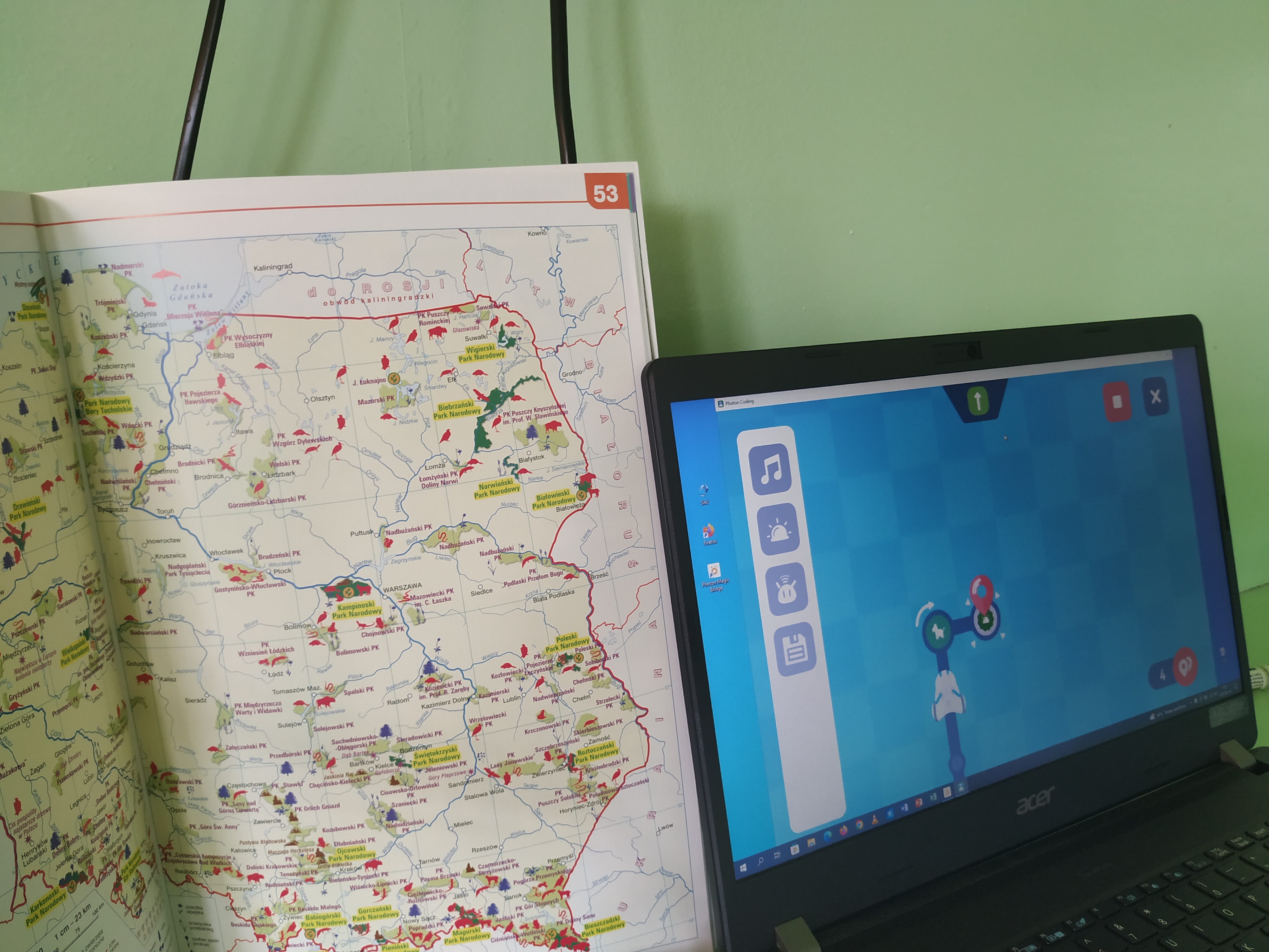  widoczna mapa Polski i komputer z trasą robota